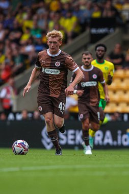St Pauli 'den Martin Schmitz, Norwich City ile St. Pauli arasındaki 3 Ağustos 2024' te oynanan Carrow Road, Norwich maçında topla koşuyor.
