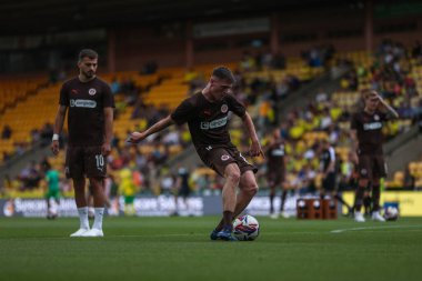 St Pauli 'den Fin Stevens, Norwich City ile Carrow Road, Norwich, İngiltere' de oynanan 3 Ağustos 2024 tarihli ön sezon dostluk maçı öncesinde ısınıyor.