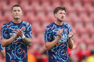 Blackpool 'dan Oliver Casey ve Blackpool' dan Jake Beesley, 3 Ağustos 2024 'te Alexandra Stadyumu' ndaki Crewe Alexandra-Blackpool maçından sonra gezgin taraftarları alkışladılar.