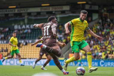 St Pauli 'den Oladapo Afolayan, Norwich City ile St. Pauli arasında oynanan 3 Ağustos 2024' te oynanan Carrow Road, Norwich, İngiltere karşılaşmasında topu çaprazladı.