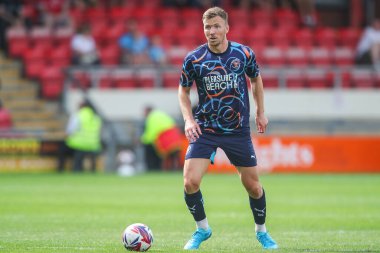 Blackpool 'dan Lee Evans, Crewe Alexandra' ya karşı Blackpool 'un 3 Ağustos 2024' teki Alexandra Stadyumu 'nda oynanan ön sezon dostluk maçı sırasında harekete geçti.