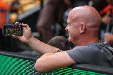 Norwich City, Carrow Road, Norwich, İngiltere 'de 3 Ağustos 2024 tarihinde oynanan sezon öncesi dostluk maçı öncesinde bir ebeveyn çocuğunu maskot olarak filme alır.