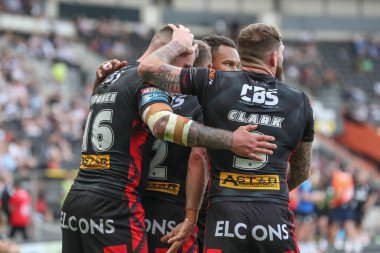 St. Helens takımından Tommy Makinson, 3 Ağustos 2024 'te MKM Stadyumu' nda oynanan 20. Betfred Süper Lig karşılaşmasında Hull FC ile St Helens karşılaşmasını kutluyor.