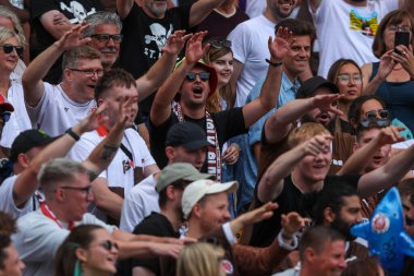 St Pauli taraftarları, Norwich City 'nin 3 Ağustos 2024' te Carrow Road, Norwich 'te St. Pauli' ye karşı oynadığı sezon öncesi hazırlık maçında takımın ikinci golünü kutluyor.