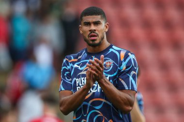 Blackpool 'dan Ash Fletcher, 3 Ağustos 2024' te İngiltere 'nin Credra Stadyumu' nda oynanan Crewe Alexandra-Blackpool maçından sonra gezgin taraftarları alkışlıyor.