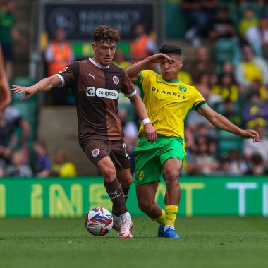 St Pauli 'den Philipp Treu Norwich City' nin 3 Ağustos 2024 'te Norwich City ile St. Pauli' ye karşı oynadığı ön sezon dostluk maçı sırasında Marcelino Nunez ile top için mücadele ediyor.