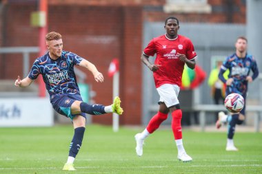Blackpool 'dan Sonny Carey, Crewe Alexandra' nın Blackpool 'a karşı oynadığı 3 Ağustos 2024' teki Alexandra Stadyumu maçında pas veriyor.