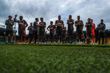 St Pauli oyuncuları, Norwich City 'nin 3 Ağustos 2024' te Carrow Road, Norwich 'te St. Pauli' ye karşı oynadığı sezon öncesi dostluk maçı sonrasında takımların galibiyetini kabul ettiler.