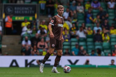 St Pauli 'den David Nemeth, Norwich City' nin 3 Ağustos 2024 'te Norwich Road, Norwich Road' da St. Pauli 'ye karşı oynadığı sezon öncesi dostluk maçına bakıyor.