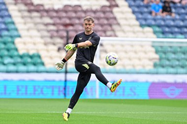 Everton 'dan Harry Tyrer, Preston North End' in 3 Ağustos 2024 'te Deepdale, Preston' da Everton 'a karşı oynadığı ön sezon dostluk maçı öncesinde ısınıyor.