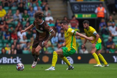 St Pauli 'den Connor Metcalfe Norwich City' den Kenny McLean tarafından, Norwich City 'nin Carrow Road, Norwich, İngiltere' de 3 Ağustos 2024 'te St. Pauli' ye karşı oynadığı ön sezon dostluk maçı sırasında baskı altına alındı.