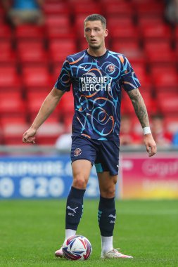 Blackpool 'dan Oliver Casey 3 Ağustos 2024' te Alexandra Stadyumu 'nda oynanan Crewe Alexandra-Blackpool maçında