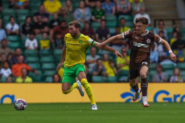 Norwich City 'den Jack Stacey, 3 Ağustos 2024' te Norwich City ile St. Pauli 'nin Carrow Road, Norwich, İngiltere' de oynanan ön sezon dostluk maçı sırasında St Pauli 'den Philipp Treu ile top mücadelesi veriyor.