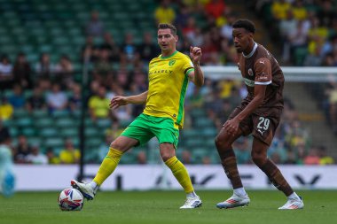 Norwich City 'den Kenny McLean, 3 Ağustos 2024' te Norwich City, Norwich Road, İngiltere 'de oynanan Norwich City-St. Pauli maçında St Pauli' li Morgan Guilavogui 'nin baskısı altında.