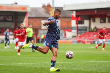 Blackpool 'dan Ash Fletcher, Crewe Alexandra' nın Blackpool 'a karşı oynadığı 3 Ağustos 2024' teki Alexandra Stadyumu 'nda oynanan ön sezon dostluk maçı sırasında harekete geçti.