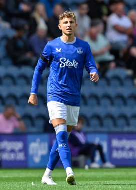 Everton 'dan Jesper Lindstrm sezon öncesi dostluk maçı sırasında Preston North End Everton' a karşı Deepdale, Preston, İngiltere, 3 Ağustos 2024