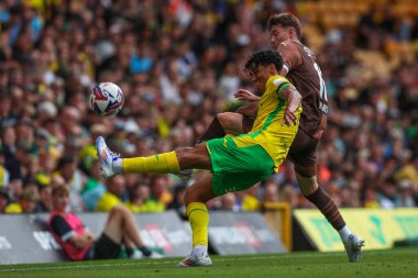 Norwich City 'den Ben Chrisene, Norwich Road, Norwich, İngiltere' de 3 Ağustos 2024 'te oynanan sezon öncesi dostluk maçı sırasında St Pauli' den Scott Banks tarafından baskı altına alındı.