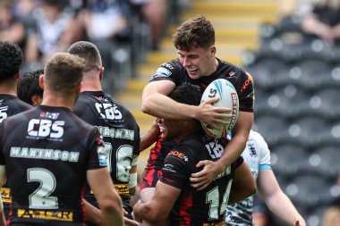 St. Helens takımından Jake Burns, 3 Ağustos 2024 'te MKM Stadyumu' nda oynanan 20. Betfred Süper Lig karşılaşmasında denemelerini kutluyor.