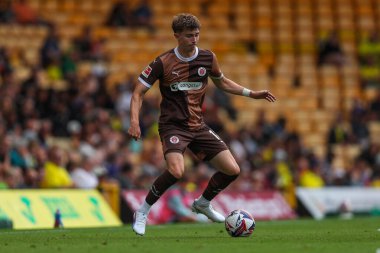 St Pauli 'den Scott Banks, 3 Ağustos 2024' te Norwich City 'nin Carrow Road, Norwich' te St. Pauli 'ye karşı oynadığı ön sezon dostluk maçında topla koşuyor.