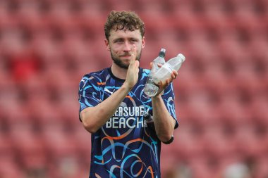 Blackpool 'dan Matthew Pennington, 3 Ağustos 2024' te İngiltere 'nin Credra Stadyumu' nda oynanan Crewe Alexandra-Blackpool maçından sonra gezgin taraftarları alkışlıyor.