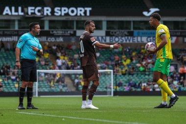 St Pauli 'den Danel Sinani, Norwich City ile Norwich City arasındaki 3 Ağustos 2024' te Norwich Road, Norwich Road, İngiltere 'de oynanan karşılaşma sırasında Norwich City' den Jaden Warner ile aynı fikirde değil.
