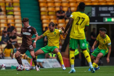 St Pauli 'den Philipp Treu, Norwich City' den Jack Stacey 'nin 3 Ağustos 2024' te Norwich City 'ye karşı St. Pauli' nin Carrow Road, Norwich, İngiltere 'de oynadığı ön sezon dostluk maçı sırasında baskısı altına girdi.
