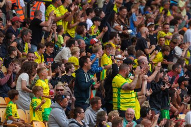 Norwich City taraftarları, Norwich City 'nin 3 Ağustos 2024' te Carrow Road, Norwich 'te St. Pauli' ye karşı oynadığı sezon öncesi dostluk maçında takımın ilk golünü kutluyor.