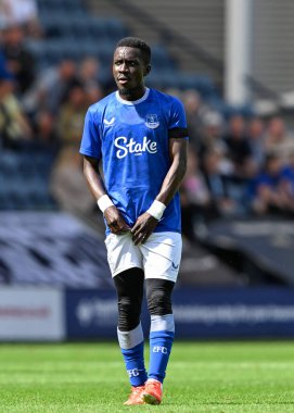 Everton 'dan Idrissa Gueye, Preston North End' in 3 Ağustos 2024 'te Deepdale' de Everton 'a karşı oynadığı ön sezon dostluk maçı sırasında