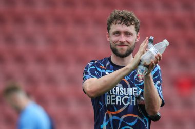 Blackpool 'dan Matthew Pennington, 3 Ağustos 2024' te İngiltere 'nin Credra Stadyumu' nda oynanan Crewe Alexandra-Blackpool maçından sonra gezgin taraftarları alkışlıyor.