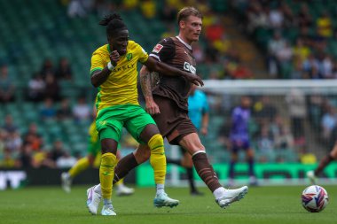 St Pauli 'den Eric Smith Norwich City' den Jonathan Rowe tarafından Norwich City 'nin Norwich Road, Norwich, İngiltere' de 3 Ağustos 2024 'te St. Pauli' ye karşı oynadığı ön sezon dostluk maçı sırasında baskı altına alındı.