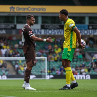 St Pauli 'den Danel Sinani, Norwich City ile Norwich City arasındaki 3 Ağustos 2024' te Norwich Road, Norwich Road, İngiltere 'de oynanan karşılaşma sırasında Norwich City' den Jaden Warner ile aynı fikirde değil.