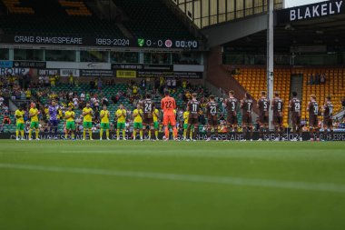 Oyuncular, maç yetkilileri ve taraftarları, 3 Ağustos 2024 'te Norwich City, Norwich Road, Norwich, İngiltere' de oynanan sezon öncesi dostluk maçı öncesinde Craig Shakespeare için bir dakikalık saygı duruşunda bulundular.