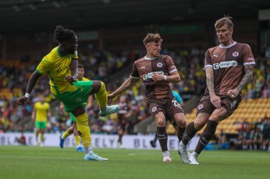 Norwich City 'den Jonathan Rowe, Norwich City' nin Carrow Road, Norwich, İngiltere 'de 3 Ağustos 2024' te St. Pauli 'ye karşı oynadığı ön sezon dostluk maçı sırasında çekim yapıyor.