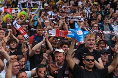 St Pauli taraftarları takımların 3 Ağustos 2024 'te Norwich City ile St. Pauli' nin Carrow Road, Norwich, İngiltere 'de oynanan karşılaşmasının ardından kazandığı zaferi kutluyorlar.