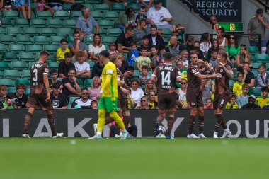 St Pauli 'den Jackson Irvine, takımın ilk golünü Norwich City' nin Carrow Road, Norwich, İngiltere 'de 3 Ağustos 2024' te St. Pauli 'ye karşı oynadığı ön sezon dostluk maçında takım arkadaşlarıyla attığı golü kutluyor.
