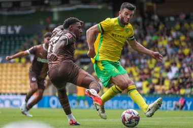 St Pauli 'den Oladapo Afolayan, Norwich City ile St. Pauli arasında oynanan 3 Ağustos 2024' te oynanan Carrow Road, Norwich, İngiltere karşılaşmasında topu çaprazladı.