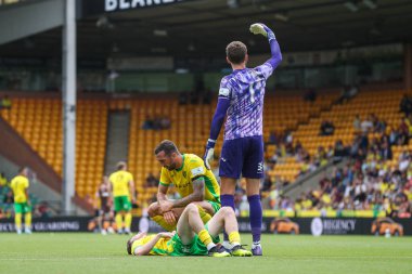Norwich City 'den Angus Gunn, Kellen Fisher' ın 3 Ağustos 2024 'te Norwich City ile St. Pauli' nin Carrow Road, Norwich, İngiltere 'de oynanan ön sezon dostluk maçında sakatlanmasının ardından tıbbi yardım çağrısında bulundu.
