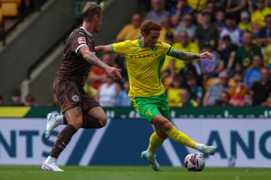 Norwich City 'den Josh Sargent, Norwich Road, Norwich, İngiltere' de 3 Ağustos 2024 'te oynanan sezon öncesi dostluk maçı sırasında St Pauli' den Eric Smith tarafından baskı altına alındı.