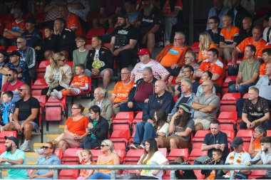 Blackpool taraftarları 3 Ağustos 2024 'te Alexandra Stadyumu' nda oynanan Crewe Alexandra-Blackpool maçında