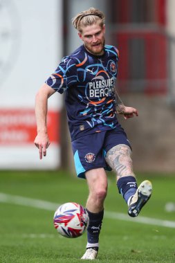 Blackpool 'dan Hayden Coulson, Crewe Alexandra' nın Blackpool 'a karşı oynadığı 3 Ağustos 2024' teki Alexandra Stadyumu maçında pas attı.