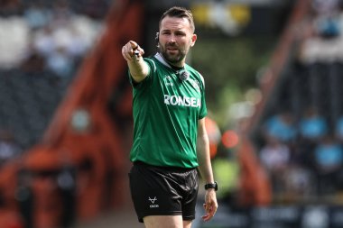 Hakem Liam Moore, 3 Ağustos 2024 'te MKM Stadyumu' nda oynanan 20. Betfred Süper Lig karşılaşmasında antrenman yapıyor.