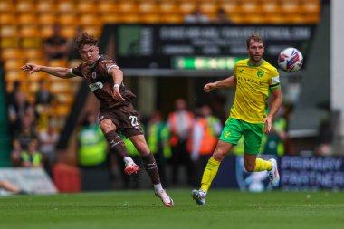 St Pauli 'den Philipp Treu, Norwich City ile St. Pauli arasındaki 3 Ağustos 2024' te oynanan Carrow Road, Norwich maçında topu çaprazlıyor.