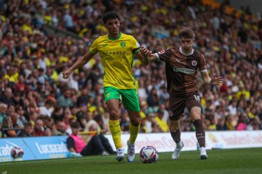 Norwich City 'den Ben Chrisene, Norwich Road, Norwich, İngiltere' de 3 Ağustos 2024 'te oynanan sezon öncesi dostluk maçı sırasında St Pauli' den Scott Banks tarafından baskı altına alındı.