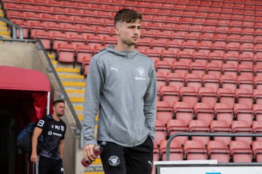 Blackpool 'dan Zac Ashworth, Crewe Alexandra' ya karşı Blackpool 'un 3 Ağustos 2024' teki Alexandra Stadyumu, Crewe, İngiltere karşılaşması öncesinde geldi.