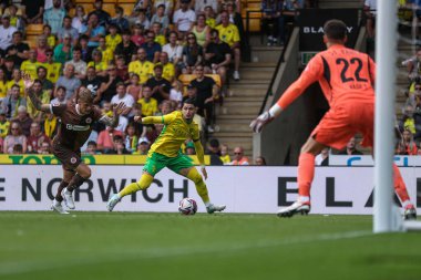 Norwich City 'den Borja Sainz, 3 Ağustos 2024' te Norwich City ile St. Pauli 'nin Carrow Road, Norwich, İngiltere' de oynanan ön sezon dostluk maçı sırasında St Pauli 'den Eric Smith ile top mücadelesi veriyor.