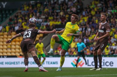 St Pauli 'den Philipp Treu, Norwich City' nin 3 Ağustos 2024 'te Norwich Road, Norwich Road' da St. Pauli 'ye karşı oynadığı ön sezon dostluk maçında topa önderlik ediyor.