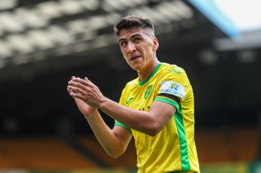 Norwich City 'den Marcelino Nunez, Norwich City' nin 3 Ağustos 2024 'te Carrow Road, Norwich, İngiltere' de oynadığı Norwich City-St. Pauli maçında taraftarları kabul ediyor.