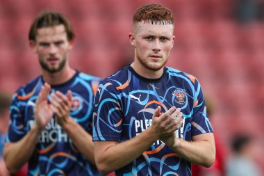 Blackpool 'dan Sonny Carey, Crewe Alexandra ve Blackpool' un 3 Ağustos 2024 'te Alexandra Stadyumu' nda oynanan sezon öncesi dostluk maçı sonrasında gezgin taraftarları alkışlıyor.