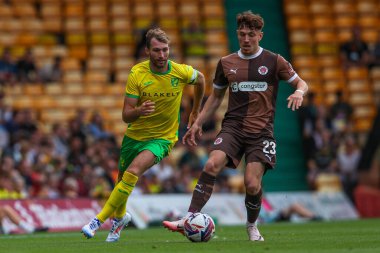 Norwich City 'den Jack Stacey, 3 Ağustos 2024' te Norwich City ile St. Pauli 'nin Carrow Road, Norwich, İngiltere' de oynanan ön sezon dostluk maçı sırasında St Pauli 'den Philipp Treu ile top mücadelesi veriyor.