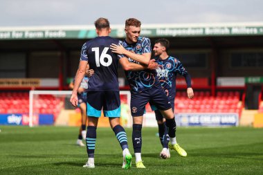 Blackpool 'dan Jordan Rhodes, 3 Ağustos 2024' te Alexandra Stadyumu 'ndaki Crewe Alexandra-Blackpool maçında 0-2' lik galibiyet golünü kutluyor.